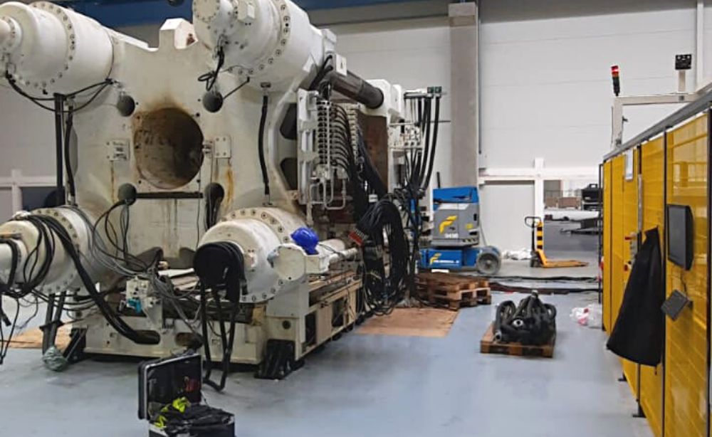 Proiect relocare industrială utilaje de injecție mase plastice - linie de producție componente auto